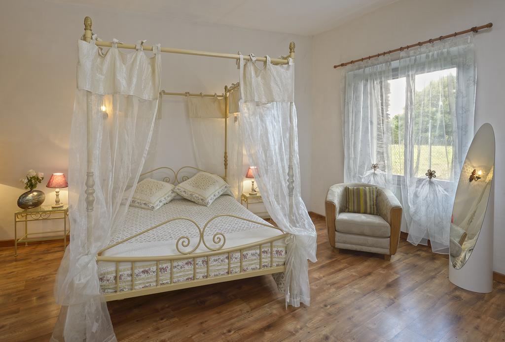 Bed and Breakfast Domaine De La Cour Sainte-Gemme-d'Andigne Экстерьер фото